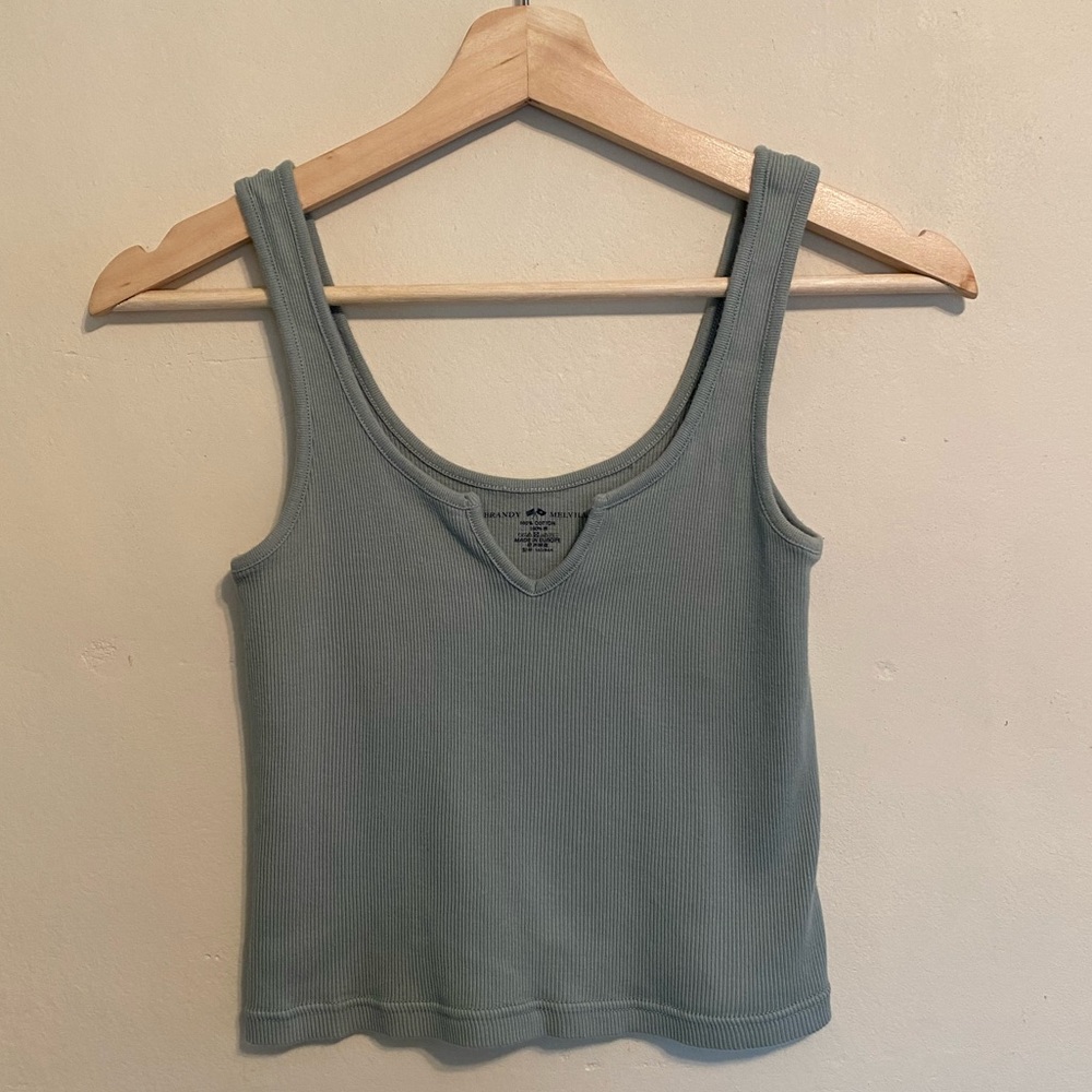 V-line dip cropped ribbed tank top